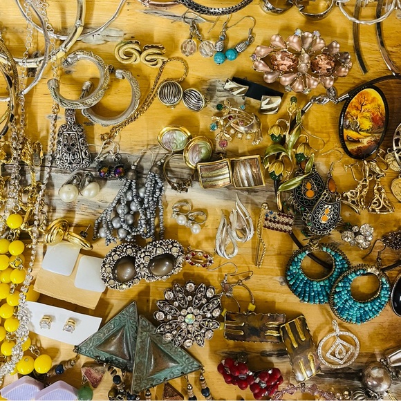 Jewelry Costume Jewelry Necklaces Brooches Bracelets Mixed Lot of 82 Pieces - Picture 4 of 16